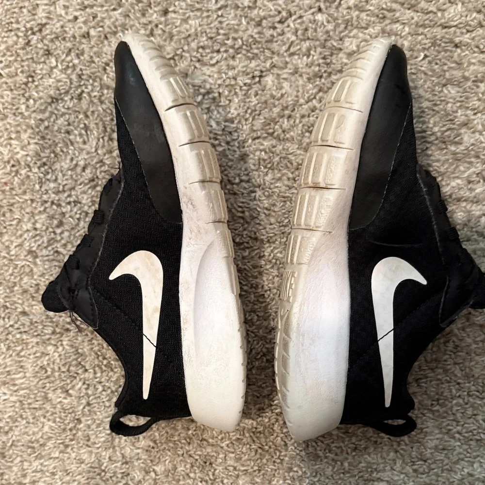 Nike Boys Tanjun Easyon Black and White Athletic Sneakers